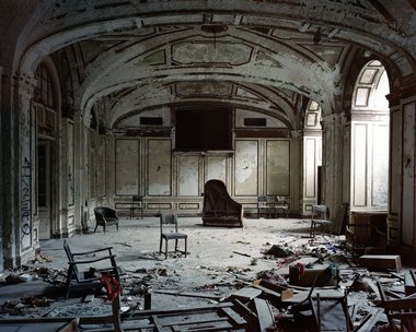Frank Schwere, Ballroom (Lee Plaza Hotel, 2240 West Grand Blvd), Detroit, MI, 2009 C-Print, 126cm x 100cm. Courtesy of the artist and Two Rooms