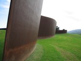Richard Serra, Te Tuhirangi Contour, 1999-2001, corten steel, 252 m x 6 m x 50 mm. Photo Marian Kerr.