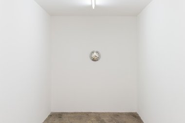Alicja Kwade, Light Presence, 2012. clock, 160 cm, ø 30 cm. Photo: Uwe Walter. Courtesy the artist 